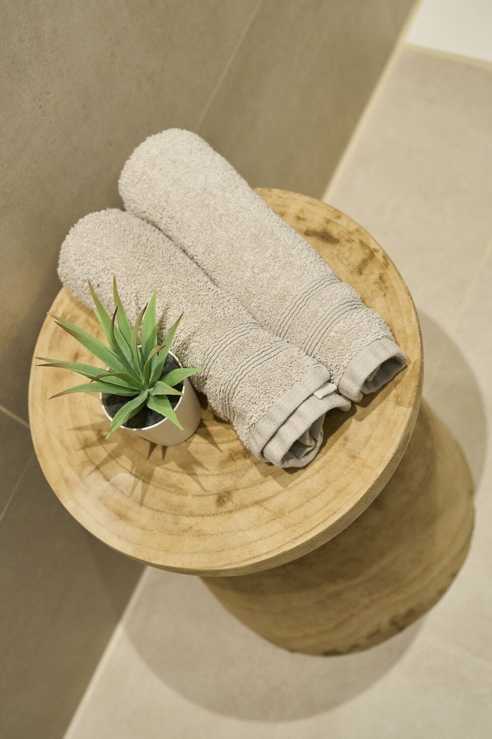 Frische Handtücher auf dem Holzhocker im Bad