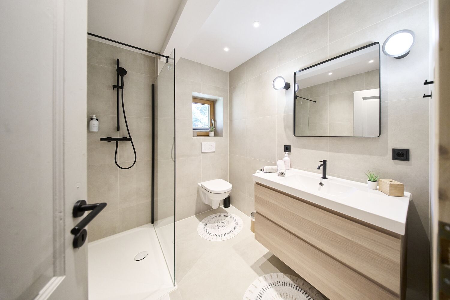 Geräumiges Badezimmer mit Dusche und Doppelwaschbecken