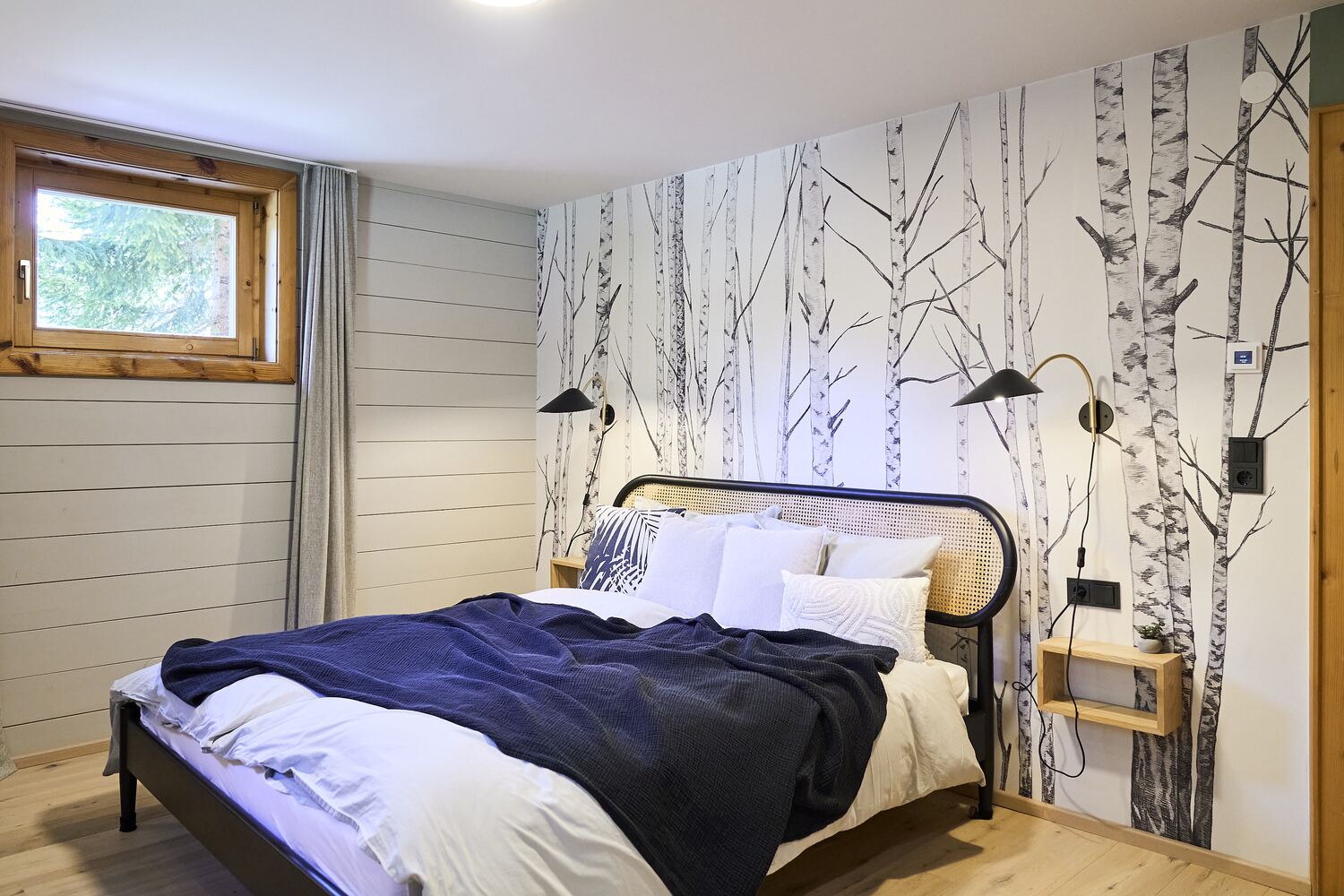 Modern eingerichtetes Schlafzimmer mit Holzdetails
