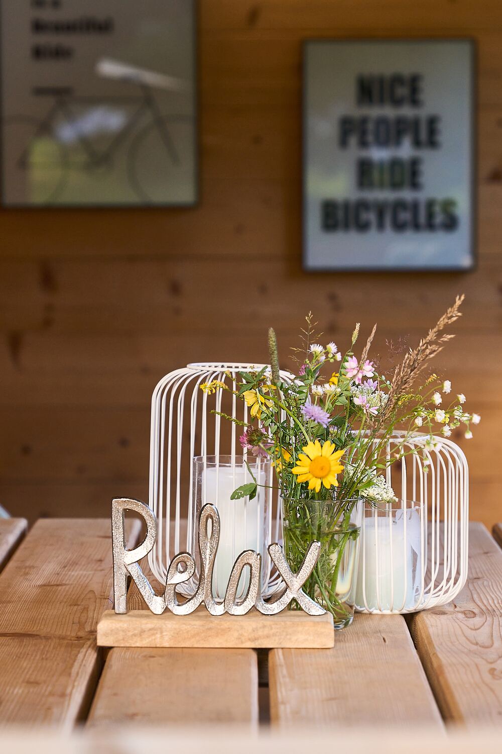 Deko-Detail mit Wiesenblumen und Relax-Schriftzug