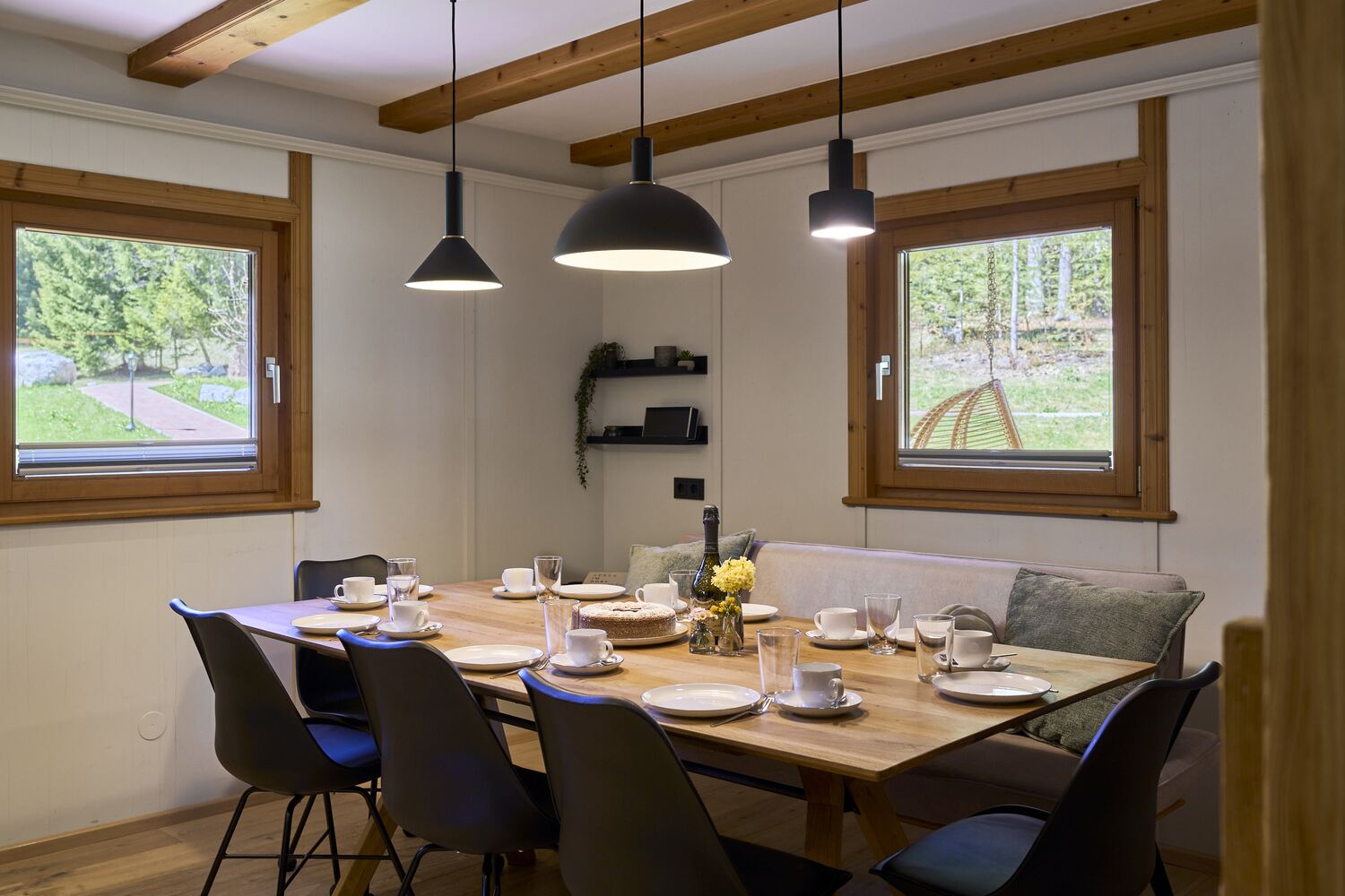 Helle Wohnküche mit Holzboden, gedecktem Esstisch und offener Küche