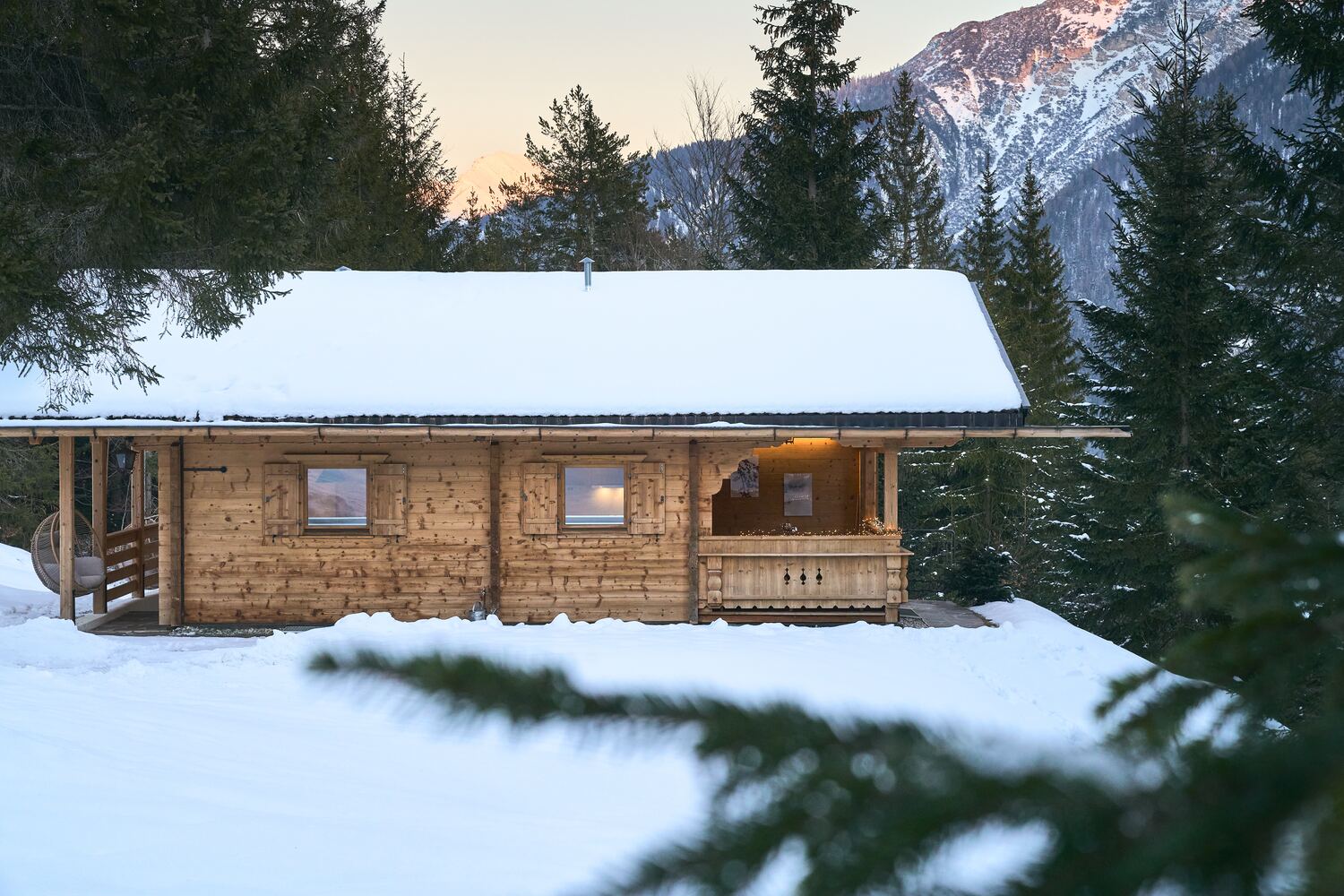 Das Chalet in seiner weitläufigen Lage am Waldrand im Winter