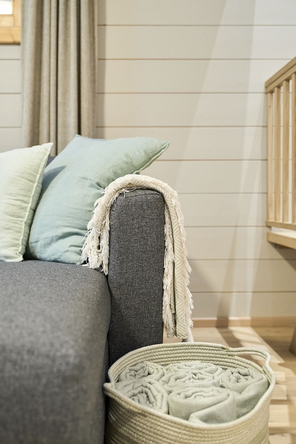 Kuscheldecken im Korb neben der Couch