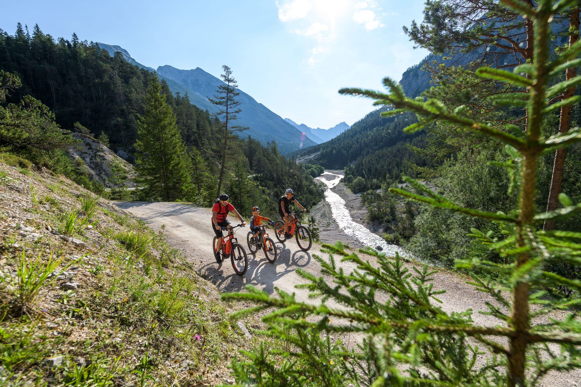 Familie beim E-Biken im Karwendel mit Bergblick