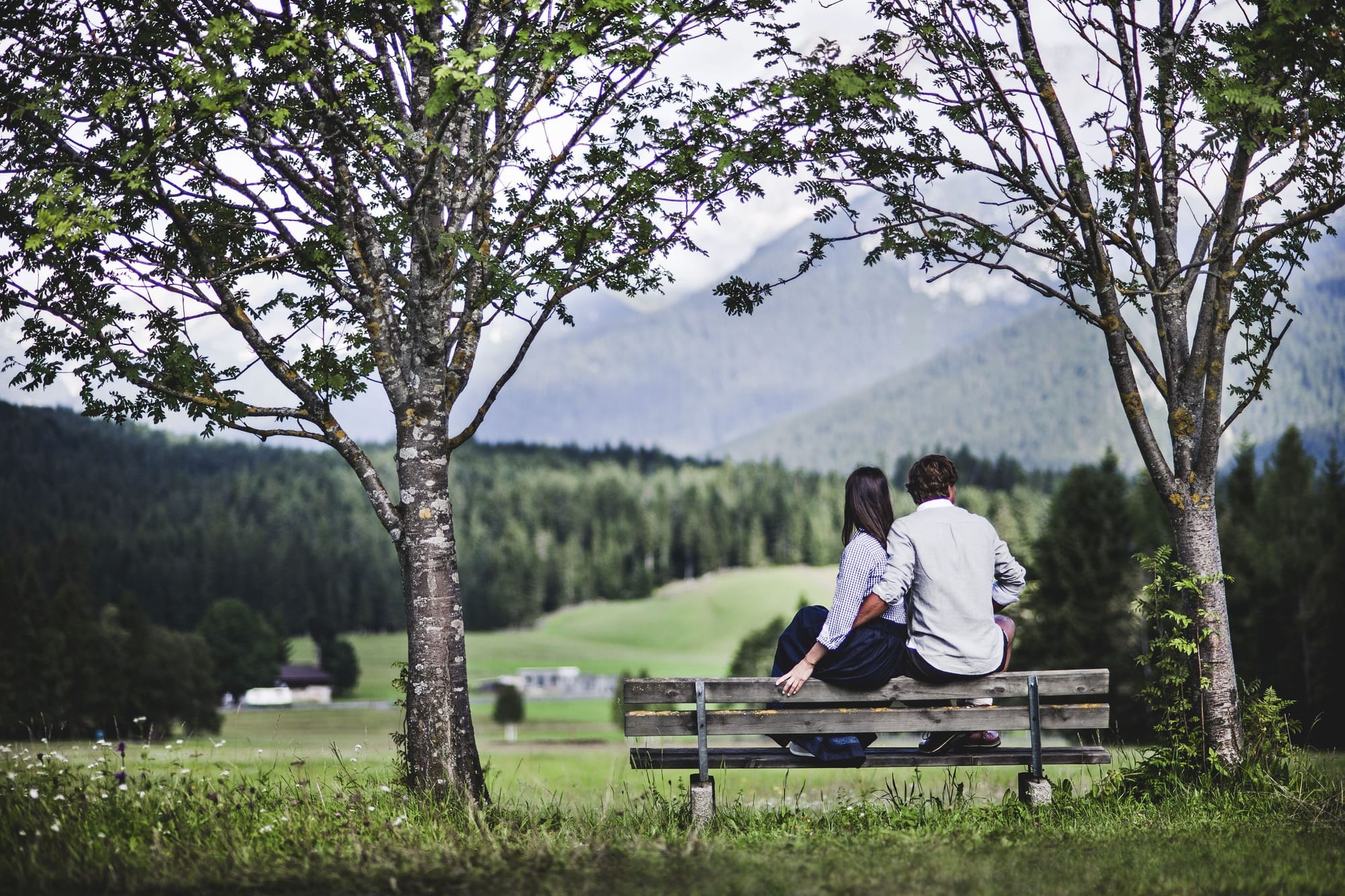 Wanderin mit Blick über das Hochplateau der Region Seefeld