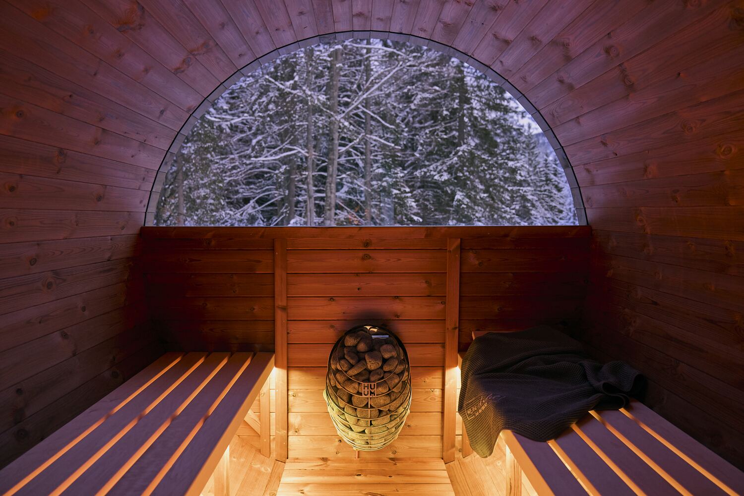 Warmes Holzinnere der Fass-Sauna